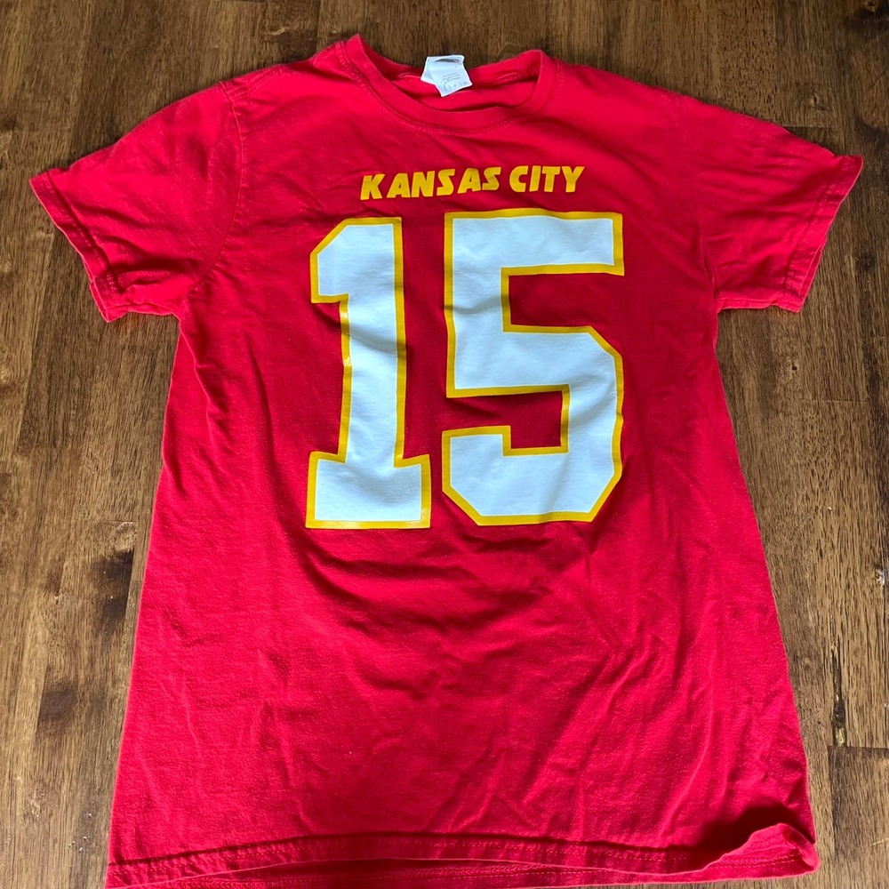 Gildan Kansas City Mahomes 15 Red Graphic T-Shirt Small Short Sleeve Tee
